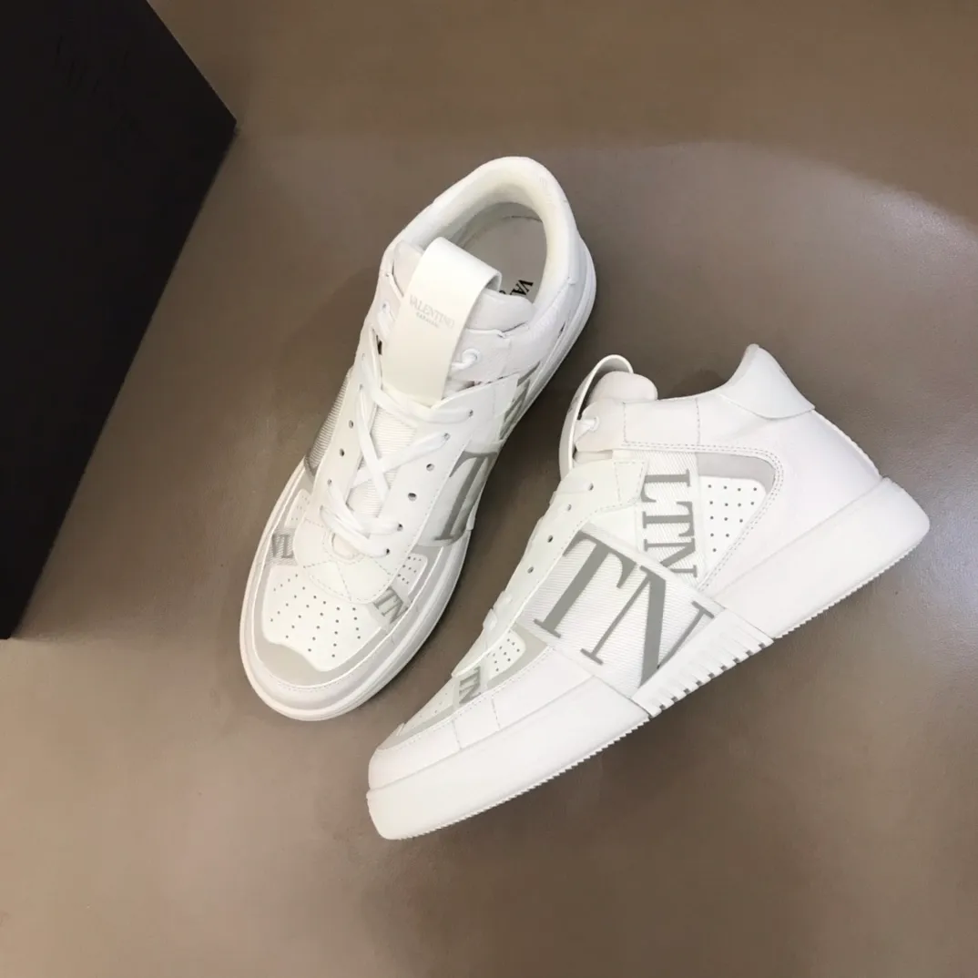 p480 "VALETINO**" new high-top 🆕 calfskin lace-up sneakers. No man should be able to refuse these shoes. The classic color scheme is so handsome! Purchase a high-precision replica of the original version to instantly sell off the market currency! 6 VLTN logo rubber effect straps - Valentino Garavani Logo printed on the back and tongue, all materials are customized to ensure quality! Size: 38-44